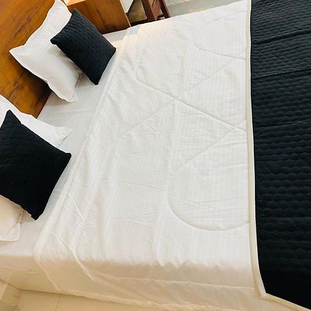 גרייטר נוידה Royal Park Inn מראה חיצוני תמונה