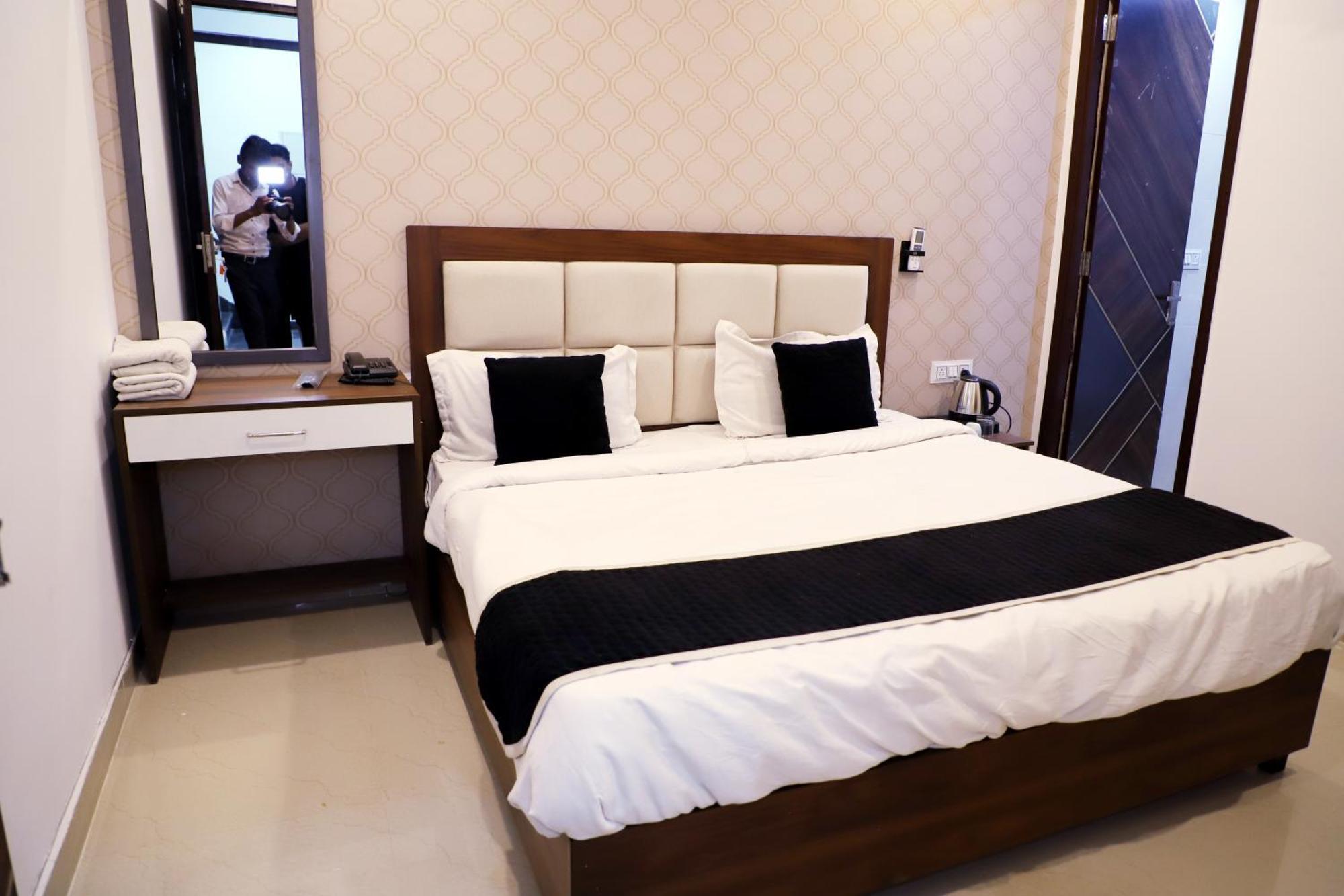 גרייטר נוידה Royal Park Inn מראה חיצוני תמונה