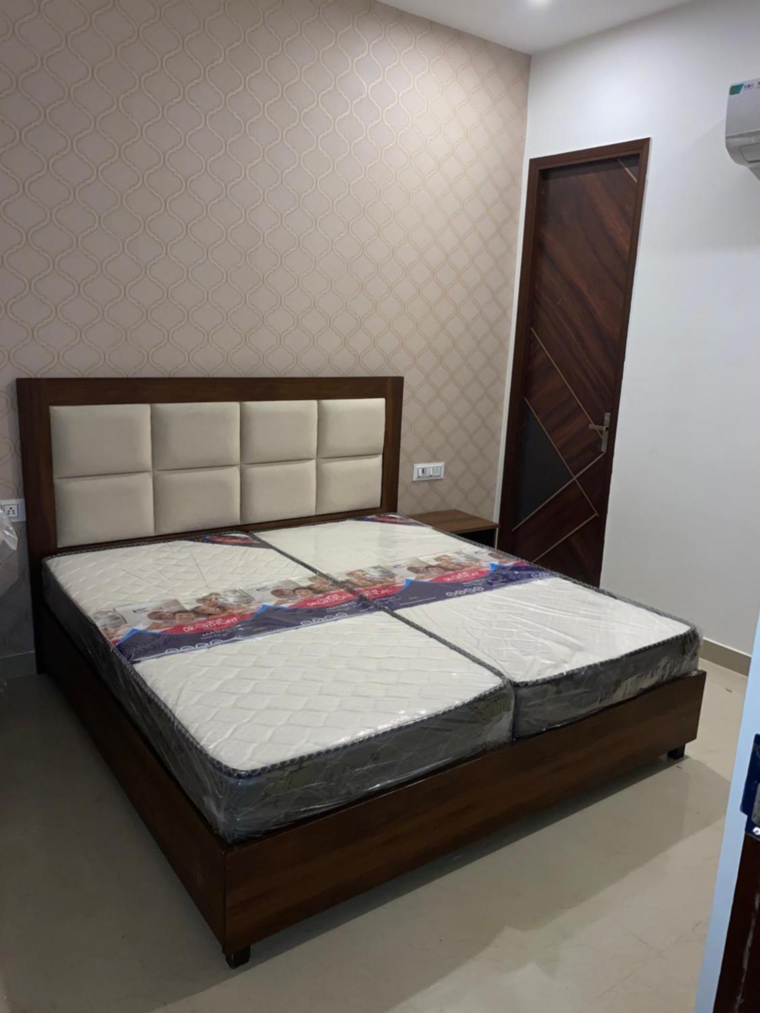גרייטר נוידה Royal Park Inn מראה חיצוני תמונה