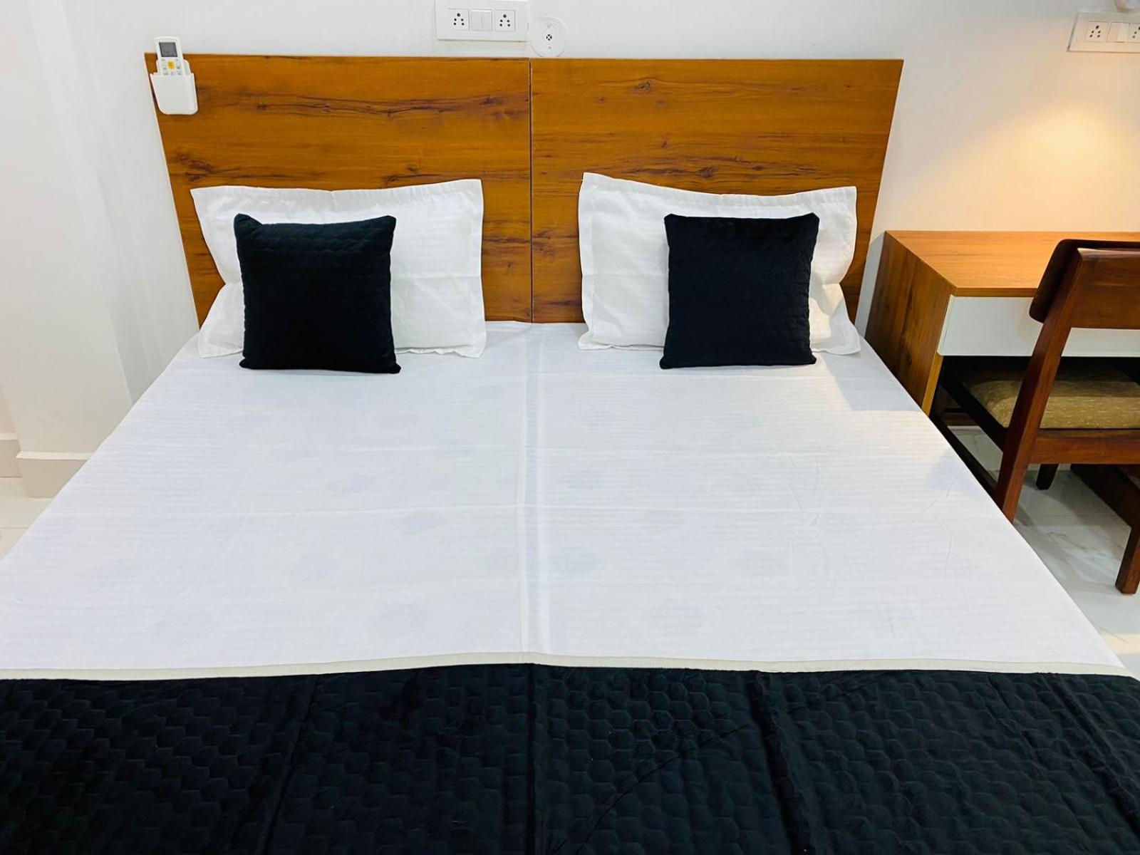 גרייטר נוידה Royal Park Inn מראה חיצוני תמונה
