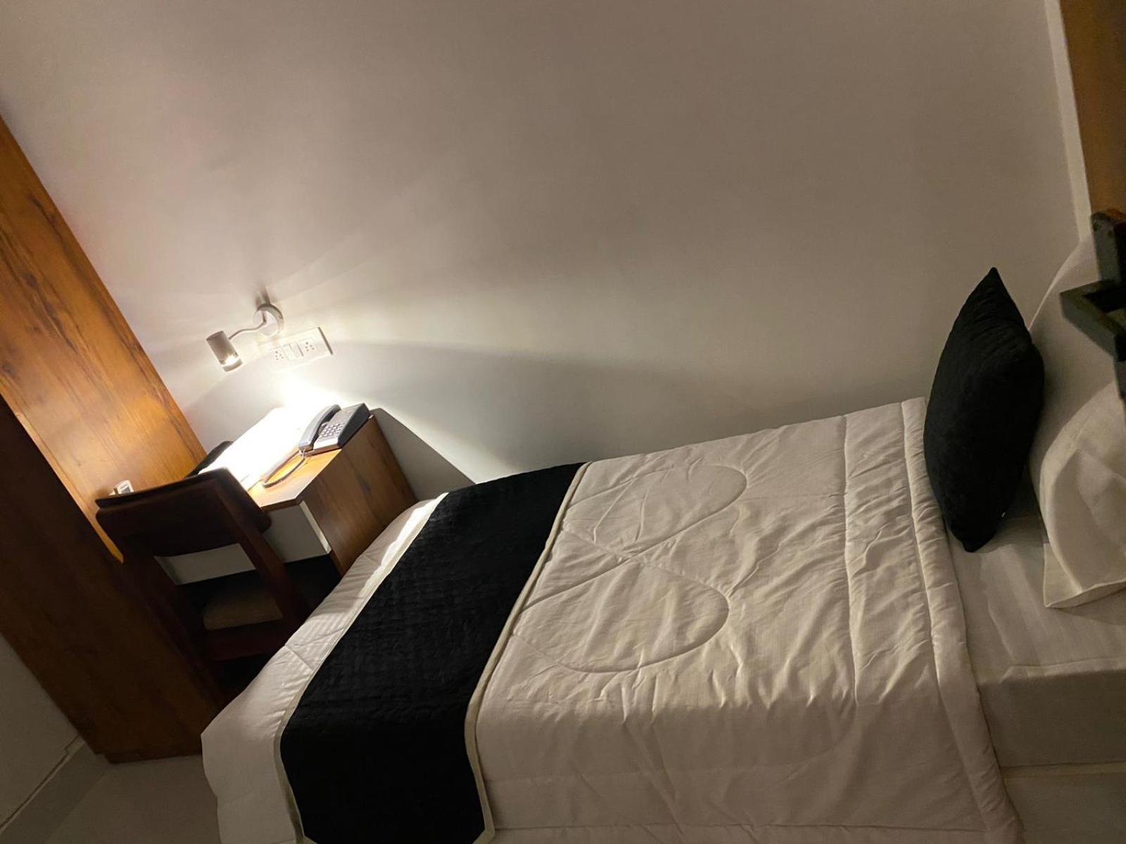גרייטר נוידה Royal Park Inn מראה חיצוני תמונה